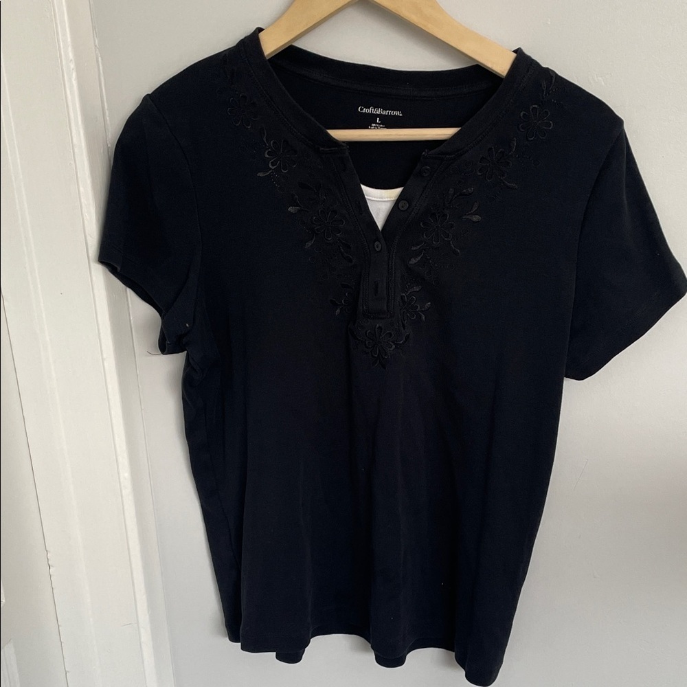 Croft & Barrow Black Floral Embroidered Tee size L